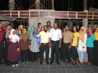 ރެހެންދި ސްކޫލުގެ މުވައްޒަފުން އިބޫއާ އެކު
