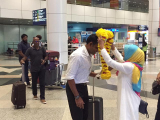 ފައިސަލް އަށް މެލޭޝިއާގެ އެއާޕޯޓުން މަރުހަބާ ކިޔަނީ