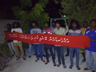 މުސާރައިގެ މައްސަލައިގާ ހަނީމާދޫ ޒުވާނުންތަކެއް މުޒާހަރާ ކުރަނީ