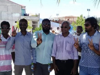 ސަރުކާރުގެ އޮފީސްތަކުގައި މަސައްކަތްކުރާ ގާފަރުގެ ބައެއް މީހުން އިބޫ އާއެކު ފޮޓޯއަކަށް ހުއްޓި