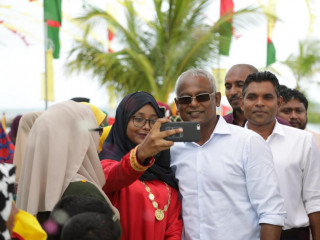 މިއަދު އިބޫ ކާށިދޫއަށް ވަޑައިގަތުމުން އެރަށުން ޒުވާން ކުއްޖަކު ސެލްފީއެއް ނަގަނީ
