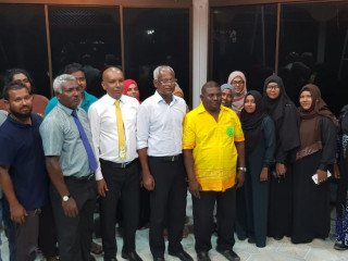 އިބޫއަށް ތާއިދުކޮށް ނިކުން، ދ.އަތޮޅު ތައުލީމީ މަރުކަޒުގެ ބައެއް މުވައްޒަފުން އިބޫއާއެކު ފޮޓޯއަކަށް ހުއްޓި