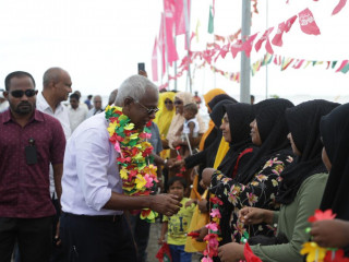 Joint Opposition\'s presidential candidate, Ibrahim Mohamed Solih being greeted by residents of Maa\'enboodhoo island on Monday morning