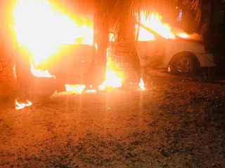 ތިނަދޫގައި ރޯކޮށްލާފައިވާ ކާރު