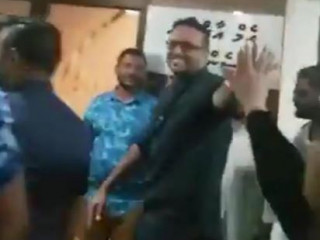 އަދީބު ޑޮކްޓަރަށް ދައްކައިގެން ގެންދަނީ. ފޮޓޯ: ސޯޝަލް މީޑިއާ