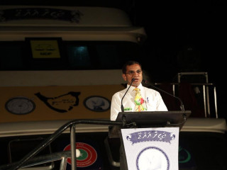 ގުޅިފައިވާ ސިޔާސީ ޕާޓީތަކުން އައްޑޫގައި ބޭއްވި ޖަލްސާގައި ޑީޑީ ވާހަކަފުޅު ދައްކަވަނީ