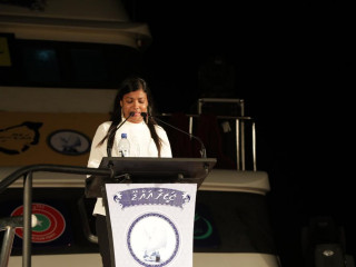 ރައީސް ޔާމިންގެ ފަހަތުގައި ތިބީ ފީ ދޮންކޭލާއި، ބާ ޓިނު: ރޮޒެއިނާ