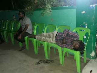 ހދ. މަކުނުދޫގައި ވޯޓުލާ ސަރަހައްދުގެ ބޭރުގައި ގޮނޑިބަރި ޖަހާފައި