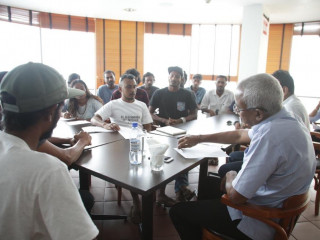 އިބޫ ސާރފިންގ ކޮމިއުނިޓީއާ ބައްދަލުކުރައްވަނީ