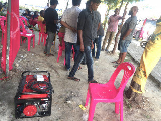 ތިނަދޫ އެމްއެންޔޫ ކެމްޕަސްގައި ގާއިމުކޮށްފައިވާ އިންތިހާބުގެ މަރުކަޒު ކައިރީގައި ޖަނަރޭޓަރެއް