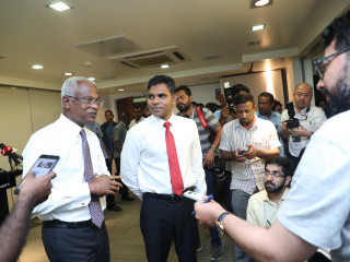 އިންތިޚާބުގެ ކާމިޔާބީ އިއުލާނު ކުރެއްވުމަށް ޝައިން ޓްރީ ބިލްޑިންގގައި ހުންނަ އޮފީހުގައި ހުންނަވައި އިބޫ ނޫސްވެރިންގެ ސުވާލުތަކަށް ޖަވާބުދެއްވަނީ