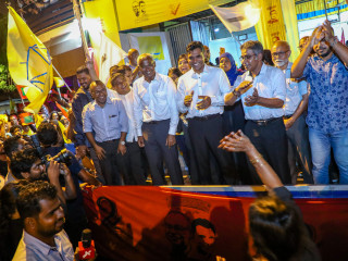 ރައީސް ޔާމީން ބަލިކުރެއްވުމަށް ފަހު އިންތިޚާބުގެ ކާމިޔާބީ ފާހަގަކުރަން އާދީއްތަ ދުވަހުގެ ރޭ އެމްޑީޕީ ހަރުގެ ކުރިމަތީގައި ބޭއްވި އެއްވުމުގައި އިންތިޚާބީ ރައީސް އިބޫ އަދި އިންތިހާބީ ނައިބު ރައީސް ފައިސަ