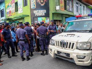 މާލޭގެ މަގުމަތީގައި ކުރިއަށް ގެންދިޔަ އިހުތިޖާޖެއް ހުއްޓުވަން ފުލުހުން މަސައްކަތް ކުރަނީ
