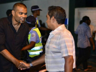 އަހުމަދު ނަޝީދު (ޑޭވް) ރައީސް ޔާމިންއާ ސަލާމް ކުރަނީ