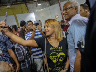 އިބޫ މިއަދު އެމްޑީޕީގެ ހަރުގެއަށް ވަޑައިގަތުމުން އެމަނިކުފާނާ އެކު ބައެއް މީހުން ފޮޓޯ ނަގަނީ؛-ފޮޓޯ ރާއްޖެއެމްވީ