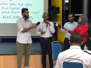 ކަސްޓަމްސްގެ މުވައްޒަފުންނާ މުޚާތަބުކުރައްވާ އިންތިޚާބީ ރައީސް ވާހަކަ ދައްކަވަނީ