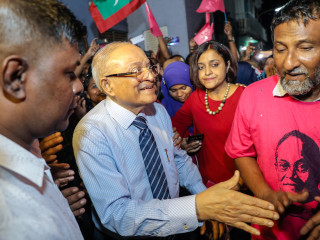 ރައީސް މައުމޫން މިނިވަންވުން، ބަދަހި ސަރުކާރެއްގެ ފެށުން!؟