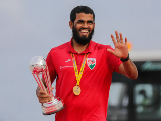 ސާފް ސުޒުކީ ކަޕްގެ ތައްޓާ އެކު ގައުމީ ޓީމުގެ ކެޕްޓަން އަކްރަމް