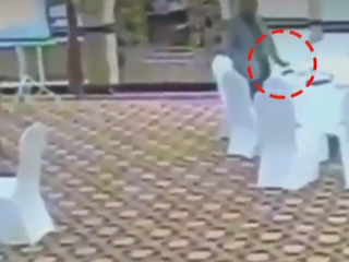 ޕާކިސްތާން ސަރުކާރުގެ އޮފިޝަލަކު ވަނީ މޭޒުމަތީގައި ބާއްވާފައި އޮތް އެ ވޮލެޓް އޭނާގެ ޖީބަށް ލާފައި