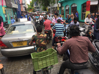 މަގުމަތީގައި ތިބޭއިރު އެއްވެސް މީހަކަށް ތުރާލެއް ވާނެ ކަމެއް ކުރުމަކީ ހުއްދަވެގެންވާ ކަމެއް ނޫން: ޚުތުބާ