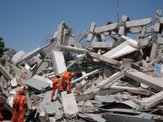 ސުނާމީގައި ހަލާކުވި ހޮޓަލެއްގެ ދަށުގައި ތާށިވެފައި ބަޔަކު ތިބިތޯ ބަލަނީ