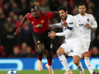 ރޭގެ މެޗުގައި ޔުނައިޓެޑްގެ ޕޮގްބާ ވެލެންސިއާ ކުޅުންތެރިއެއް ކައިރިން ދިޔުމަށް މަސައްކަތް ކުރަނީ