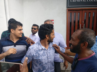 މިނިވަންވުމަށް ފަހު އެސްއޯ ފުލުހުންގެ ކުރީގެ އިސް ވެރިން ކްރިމިނަލް ކޯޓުގެ ބޭރުގައި