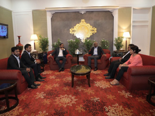 ގާސިމް އިބްރާހީމް ރާއްޖެވަޑައިގެން ކޯލިޝަނުގެ އިސްވެރިންނާ އެކު އެއާޕޯޓްގެ ވީއައިޕީގައި މަޑުކޮށްލަވައިގެން