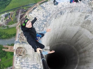 ރޯމޭނިއާގައި ހުންނަ 180 މީޓަރ އުސް ދުން ހޮޅިއެއްގެ މަތީގައި މީހެއްގެ ކޮނޑަށް އަރާހުރެ ސެލްފީ ނެގި މީހެއް