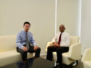 އިންތިހާބީ ރައީސް އިބްރާހީމް މުހައްމަދު ސޯލިހް އަދި ޗައިނާގެ ސަފީރު ޒަންގް ލިޒޯންގް ބައްދަލުކުރައްވަނީ