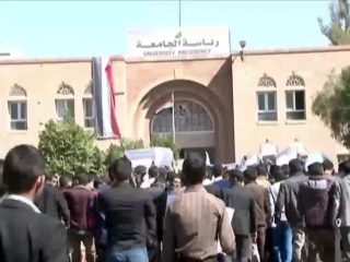 ޔަމަނުގެ ސަންއާ ޔުނިވާސިޓީގެ މައި ދޮރު ކުރިމަތީގައި ބެރިކޭޑް ވަނީ ޖަހާފައި