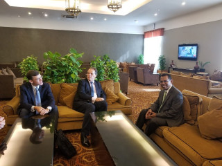 މާރކް ފީލްޑް އާއި ފޮރިން ސެކެޓްރީ އަހްމަދު ސަރީރު އެއަރޕޯޓްގައި ބައްދަލުކުރައްވަނީ