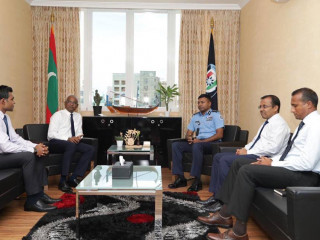 ކަމިޝަނަރ އޮފް ޕޮލިސް ހަމްދޫން ރަޝީދާއި ބައްދަލު ކުރައްވަނީ