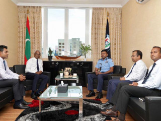 ރިޔާސީ އިންތިޚާބު ކާމިޔާބު ކުރެއްވުމަށް ފަހު އޭރު ގުޅިފައިވާ ޕާޓީތަކުގެ ކެންޑިޑޭޓަކަށް ހުންނެވި އިބްރާހިމް މުހައްމަދު ސޯލިހް އާއި ރަނިންމޭޓް ފައިސަލް ނަސީމް، ޕޮލިސް ކޮމިޝަނަރު ހަމްދޫން ރަޝީދުއާ ބަދަލު