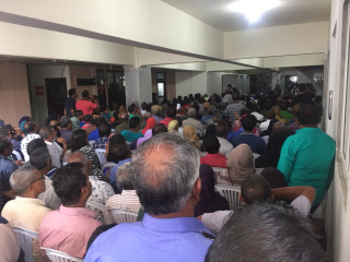 ގޯތި ފޯމް ނެގުމަށް ހައުސިން މިނިސްޓްރީގައި އާދީއްތަ ދުވަހު ގިނަ ބަޔަކު ކިޔޫ ޖެހިގެން