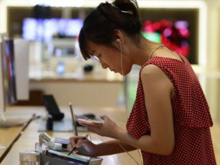 ސެމްސަންގް ފިހާރައެއްގެ ތެރޭގައި މިހާރު ބައެއް ޕްރޮޑަކްޓްތައް ޓެސްޓްކުރަނީ