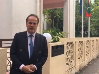 ޔޫކޭގެ ފޮރިން މިނިސްޓަރު މާކް ފީލްޑް މަދަނީ ޖަމިއްޔާތަކާއި ނޫސްވެރިންނާ ބައްދަލުކުރައްވައިފި