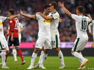 ލަނޑު ޖެހުމަށްފަހު  މޮންޗެންގްލަޑްބެކްގެ ކުޅުންތެރިން އުފާފާޅު ކުރަނީ