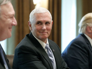 އެމެރިކާގެ ނައިބު ރައީސް މައިކް ޕެންސް (މ)