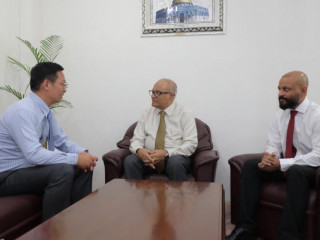 ރައީސް މައުމޫނާއި ފާރިސް ޗައިނާ ސަފީރާ ބައްދަލު ކުރައްވަނީ