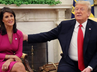 އެމެރިކާގެ އދ މަންދޫބު ނިކީ ހޭލީ ރައީސް ޑޮނަލްޑް ޓްރަމްޕްގެ އަރިހުގައި