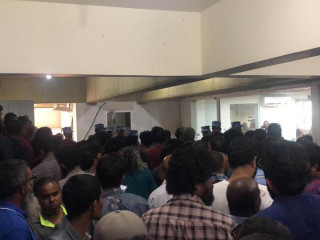 ފޯމު ބަލައިގަތުން ހުއްޓާލި ކަމަށް ބުނުމުން ހައުސިން މިނިސްޓްރީ ތެރޭ މުޒާހަރާ ކުރަނީ