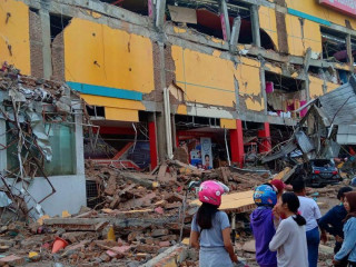 އިންޑޮނީޝިއާގެ ޖަވާ އާއި ބާލީއަށް އައި ބިންހެލުމުގައި ގެއަކަށް ގެއްލުން ލިބިފައި