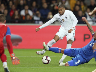 އައިސްލޭންޑާއި ފްރާންސް ކުޅުނު މެޗުގައި އެމްބާޕޭ ހަމަލާއެއް އުފައްދަން މަސައްކަތް ކުރަނީ