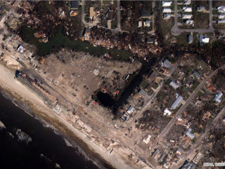 ތޫފާން މައިކަލް ފޮލްރިޑާގެ ގޮނޑުދޮށުގެ އަވަށަށް އަރާފައިވަނީ ބޮންތަކުގެ މައި ބޮން ވައްޓާލި ފަދައިން