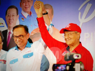 މެލޭޝިއާގެ ވެރިކަން ކުރާ ޕީޕަލްސް ޖަސްޓިސް ޕާޓީގެ ފައުންޑަރ އަންވަރު އިބްރާހިމާއި މެލޭޝިއާގެ މިހާރުގެ ބޮޑުވަޒީރު މަހާތިރު މުޙައްމަދު