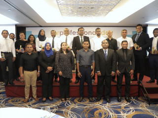 އެޗްއާރް އެވޯޑްސް ލިބުނު ފަރާތްތަކާއި އެޗްއާރް މޯލްޑިވްސްގެ އިސްވެރިންގެ އިންތިޚާބީ ނައިބުރައީސް ފައިސަލް ނަސީމް އާއެކު ފޮޓޯއަކަށް ހުއްޓިލައިގެން