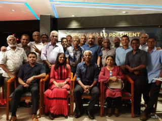 ހޮނިހިރު ދުވަހުގެ ރޭ މާގިރި ހޮޓެލްގައި ބޭއްވި ބައްދަލުވުމުގައި ފޮޓޯއަކަށް ހުއްޓިގެން