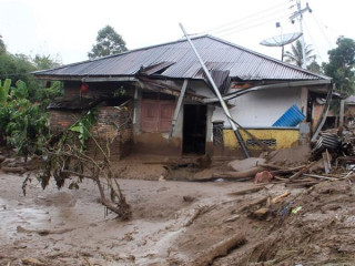 އިންޑޮނީޝިއާގައި ބިންގަނޑު ކަނޑައިގެން ދިއުމުގެ ހާދިސާއެއްގައި ކިޔަވާ ކުދިންތަކެއް މަރުވެއްޖެ