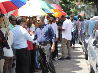 އިންތިހާބާ ގުޅޭ އަޑުއެހުމަށް ވަނުމަށް މިއަދު ހެނދުނު ސުޕްރީމް ކޯޓު ކައިރީގައި ކިއު ހަދާފައި